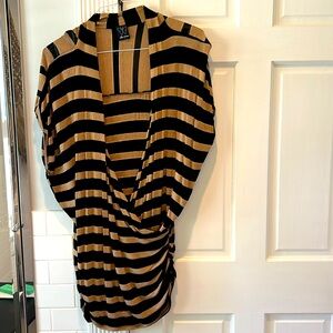 Ella Moss size L women’s short sleeve top in black, gold and tan.